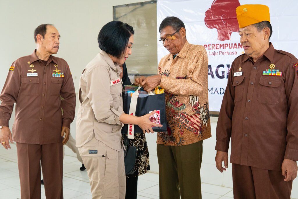 Ketua Umum Perempuan Laju Perkasa, Hetty Andika Perkasa dalam kegiatan bakti sosial di Komplek Seroja.