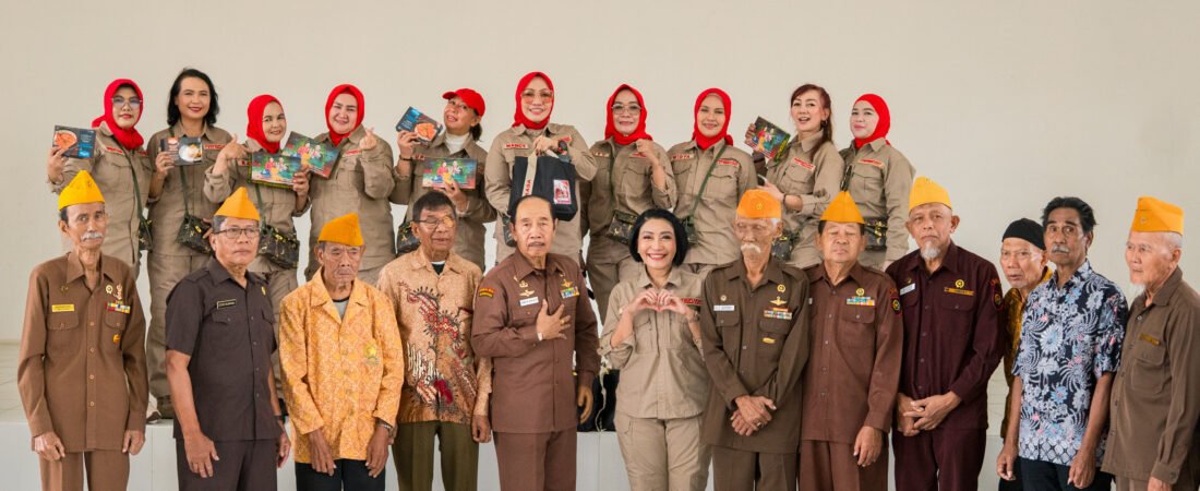 Baksos Perempuan Laju Perkasa Berbagi Kasih dengan Veteran Seroja
