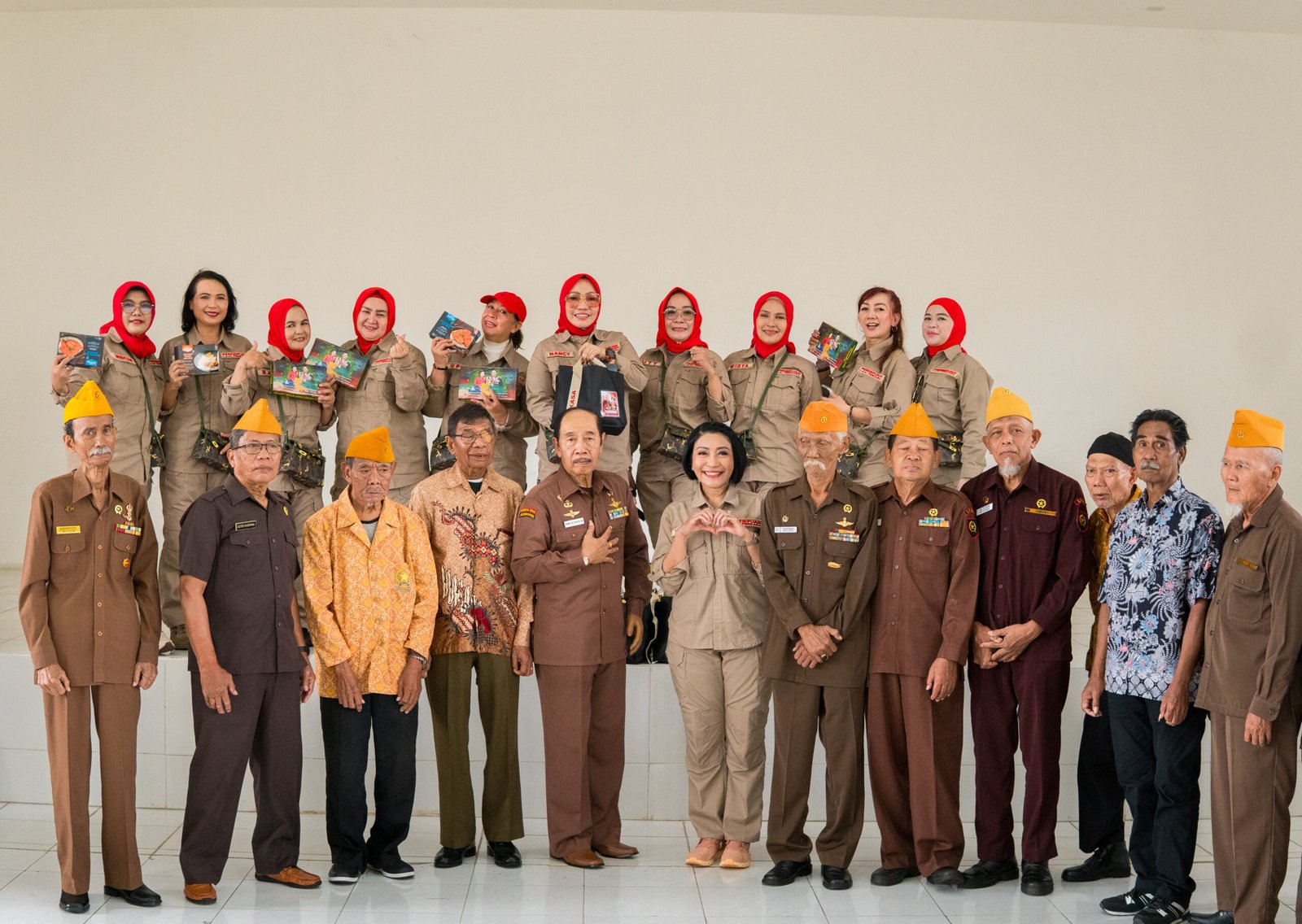 Baksos Perempuan Laju Perkasa Berbagi Kasih dengan Veteran Seroja